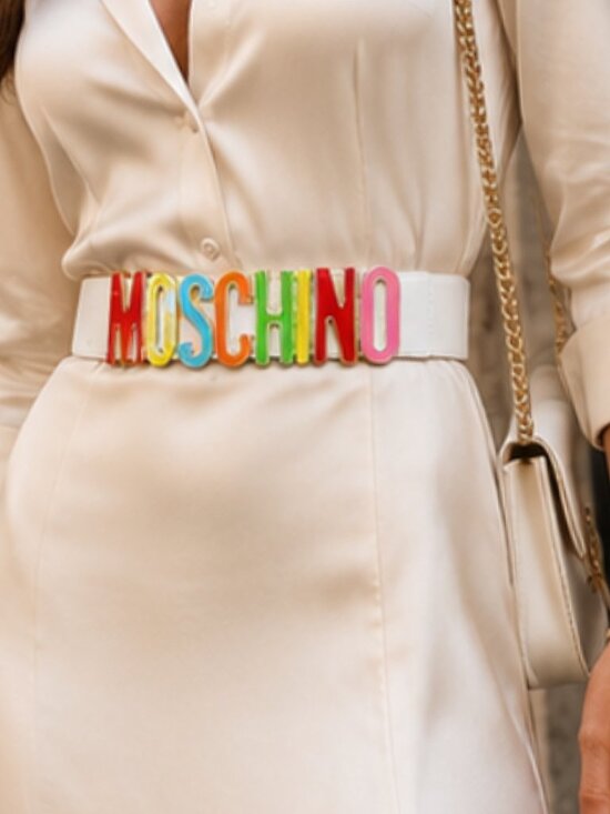 MOSCHINO MULTI-COLOR LOGO PLAQUE LEATHER BELT IN WHITE/MULTI S/M